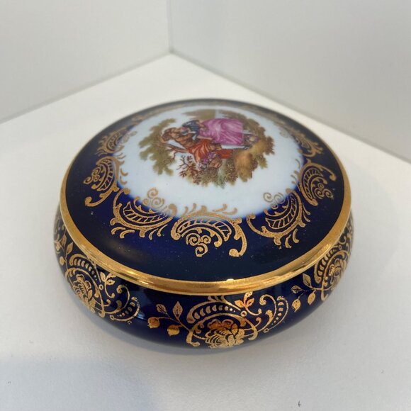 Vintage Limoges Round Porcelain Jewelry Box With Romantic Scene & Gold Detailing - Picture 7 of 16